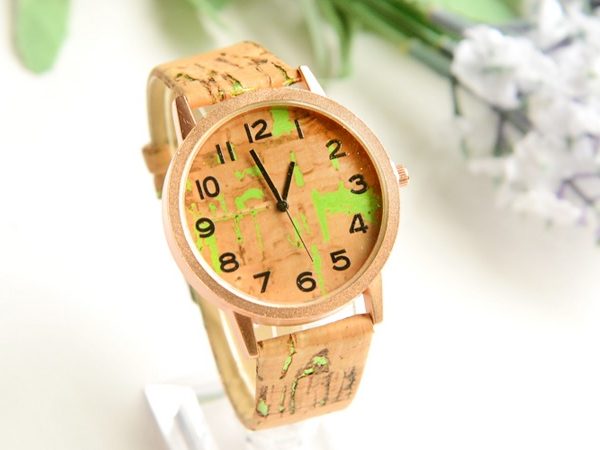 Часы деревянные пробковые зеленые